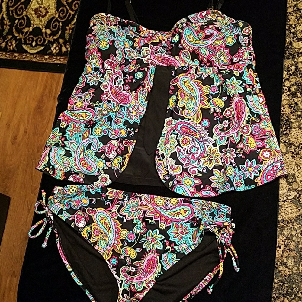 NWOT womens colorful tankini.